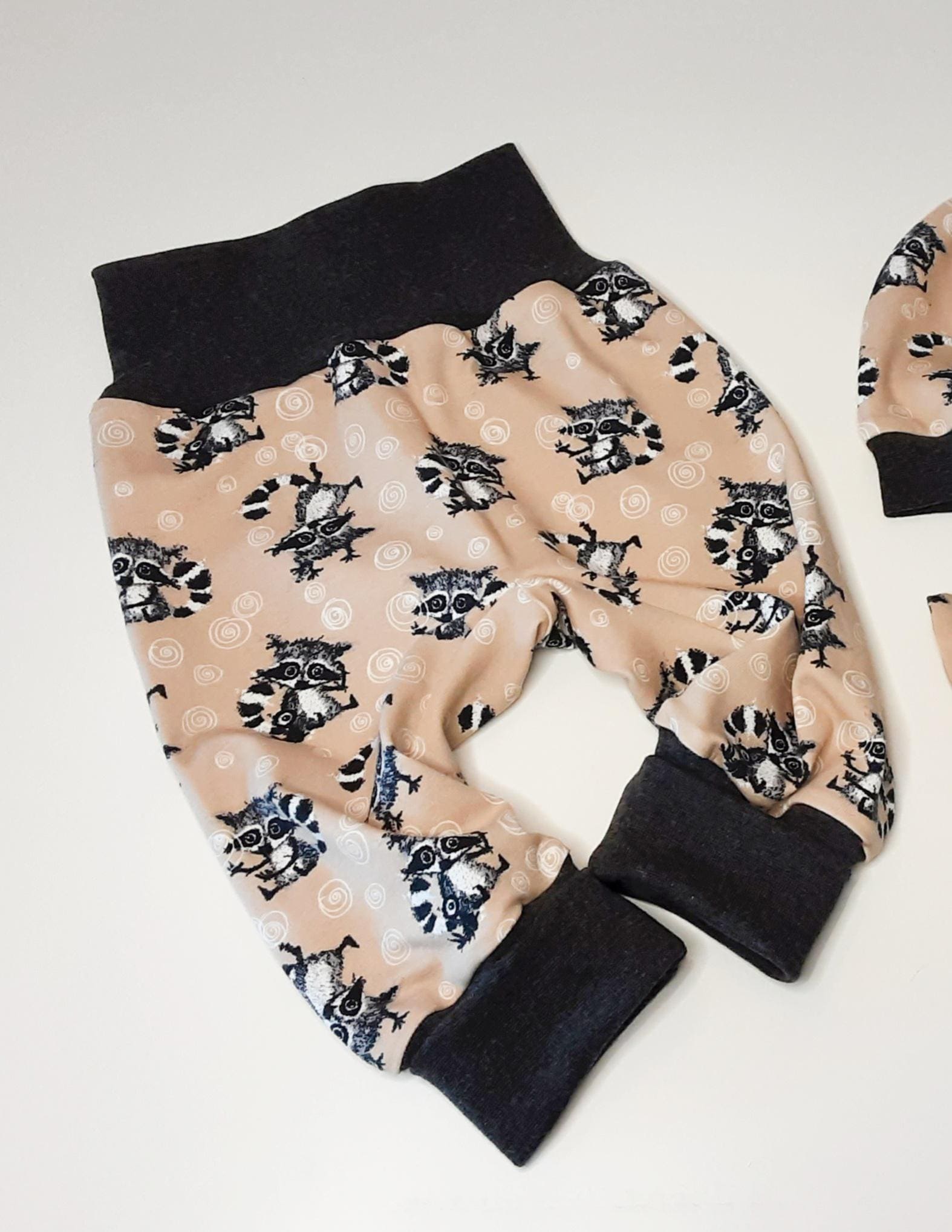 Baby Pumphose Waschbär Waldtiere Racoon Mitwachshose Babyhose Tobehose, Geschenk Geburt Neugeboren Newborn, Mädchen Junge Baby Pumphose Waschbär Waldtiere Racoon Mitwachshose Babyhose Tobehose, Geschenk Geburt Neugeboren Newborn, Mädchen Junge von KunterbunteUnikate