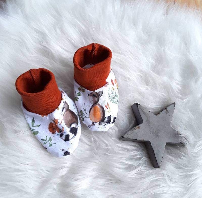 Babyschühchen Waschbär Waldtiere Eichhörnchen Fuchs Babysocken Babyschuhe Baby Erste Schuhe Geschenk Geburt Newborn Babyset Babyshower von KunterbunteUnikate