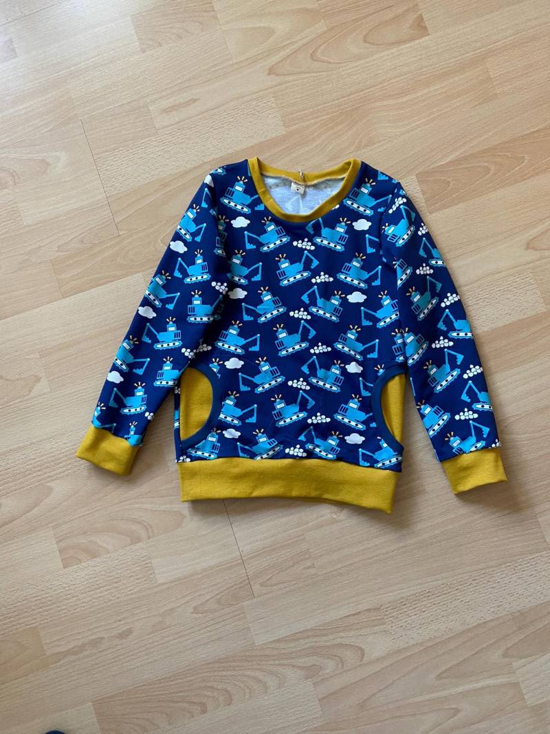 Sweatshirt Gr. 116 Bagger-Motiv von Kunterbuntes321