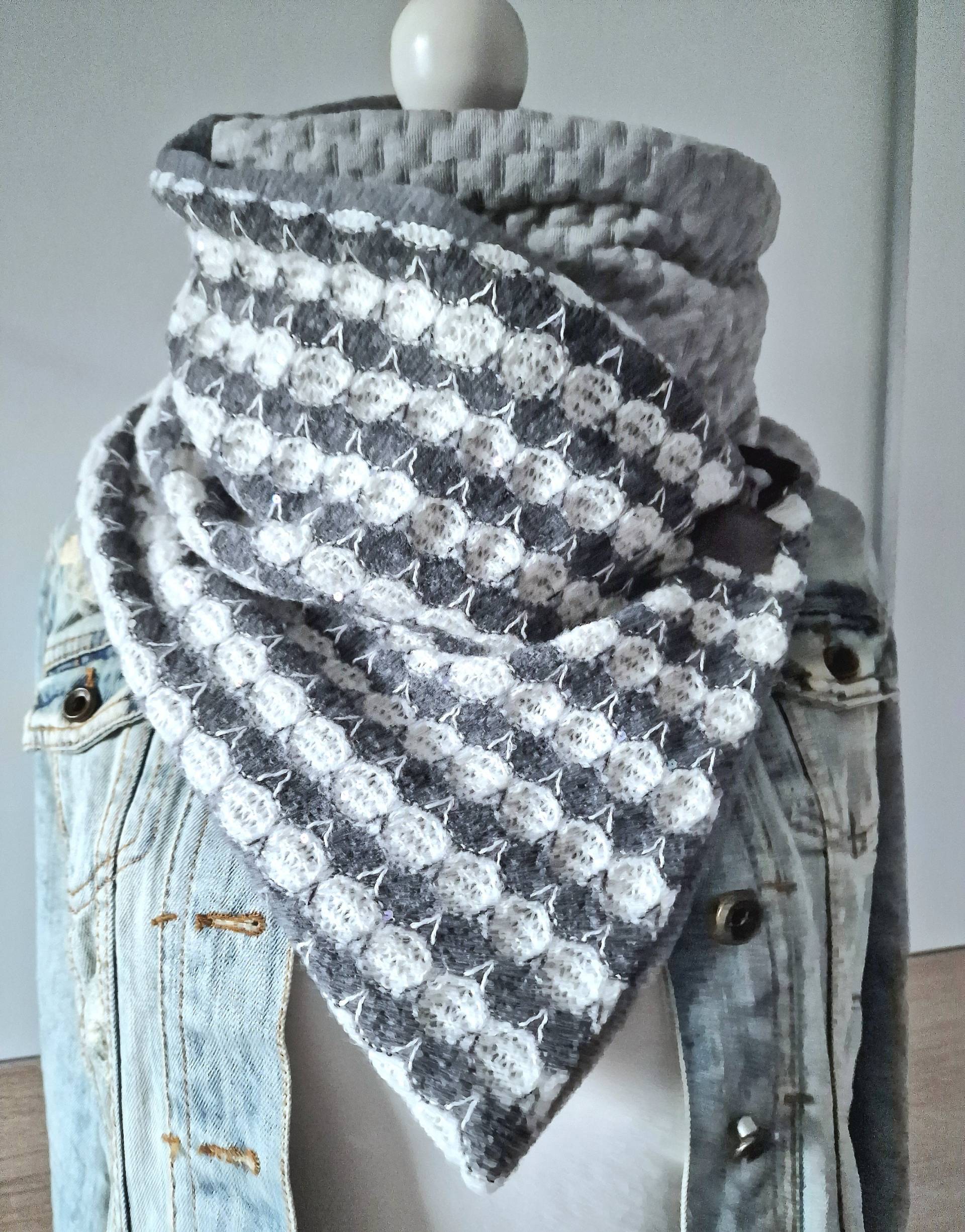 Schal Mit Knopf, Wickelschal, Grau Weiß/ Strick, Sweat, Fleece von KunterbuntesDesign