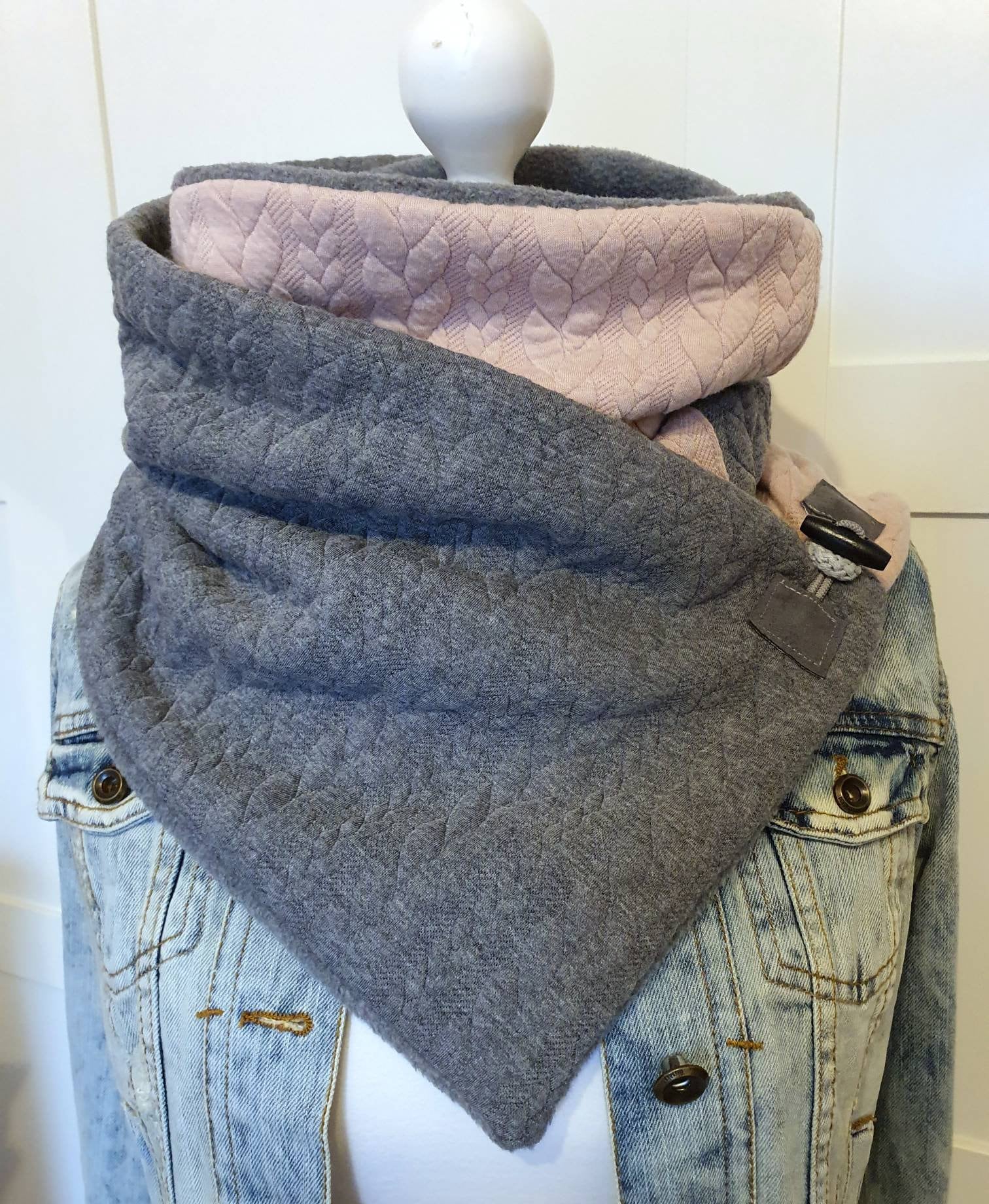Schal Mit Knopf, Wickelschal, Rosa Grau, Strickoptik, Jersey Jaquard/ Fleece von KunterbuntesDesign