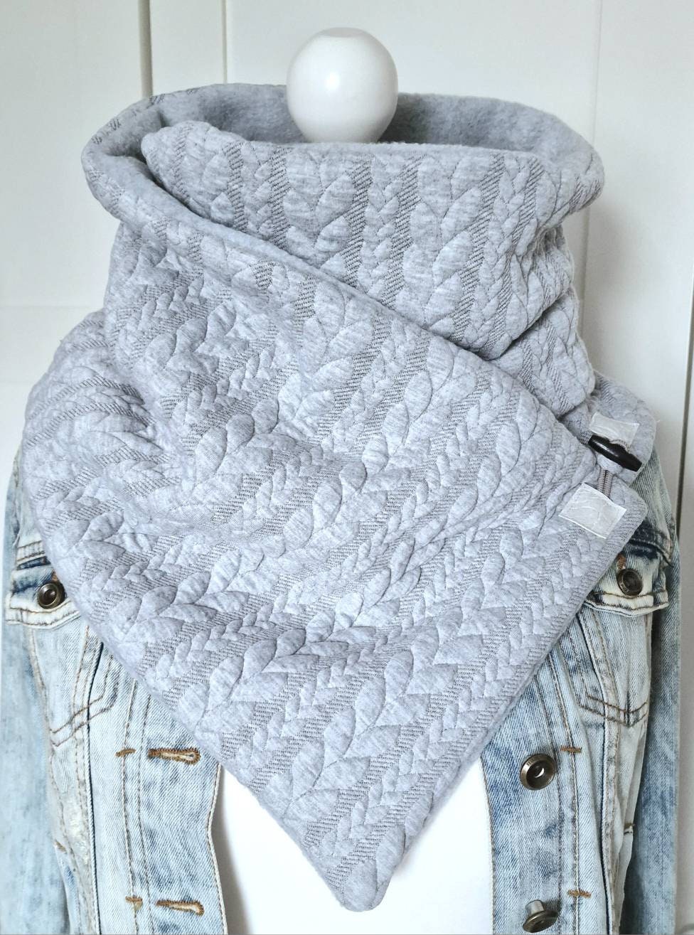 Schal Mit Knopf, Wickelschal, Zopfmusteroptik, Sweatshirt Und Fleece, Grau von KunterbuntesDesign