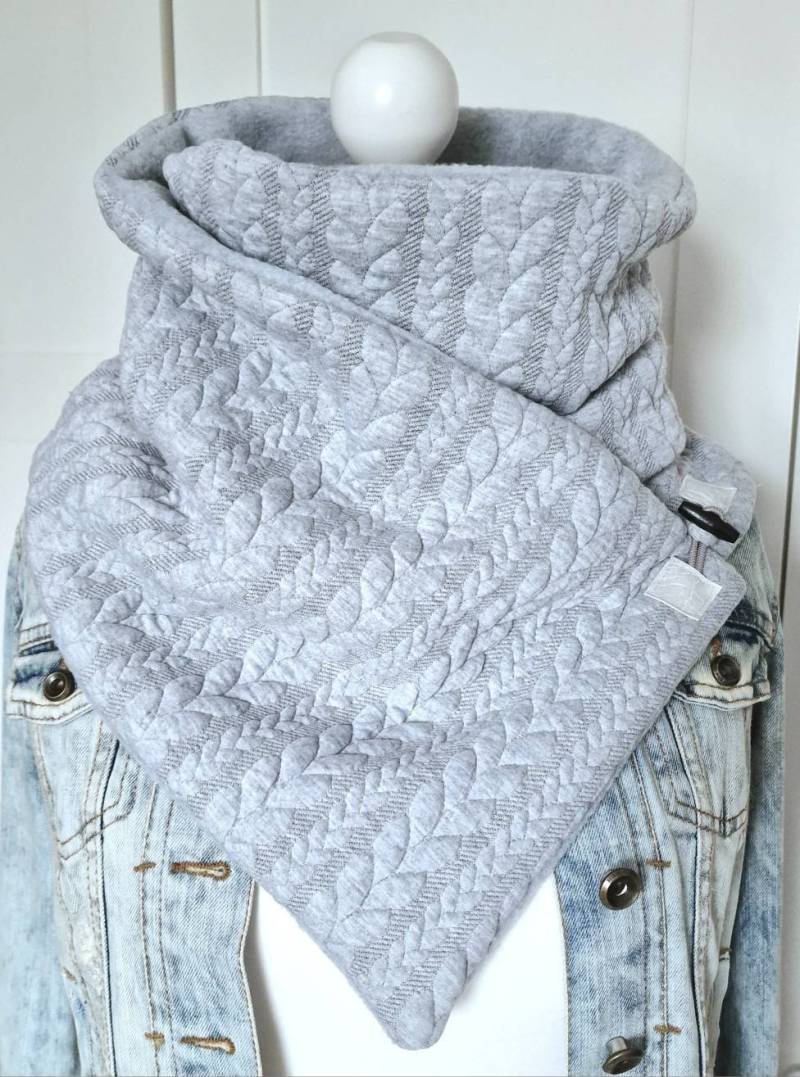 Schal Mit Knopf, Wickelschal, Zopfmusteroptik, Sweatshirt Und Fleece, Grau von KunterbuntesDesign