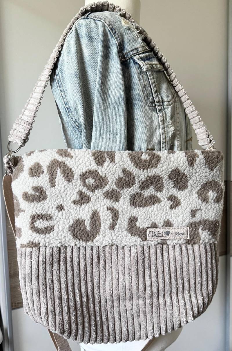 Tasche Shopper Rund, Umhängetasche Cordtasche, Mit Teddystoff, Beige Leomuster von KunterbuntesDesign