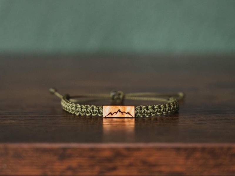 Berg Armband Personalisierbares Altholz | Wurzelholz, Makramee, Wanderschmuck, Verschiedene Farben von Kunuku