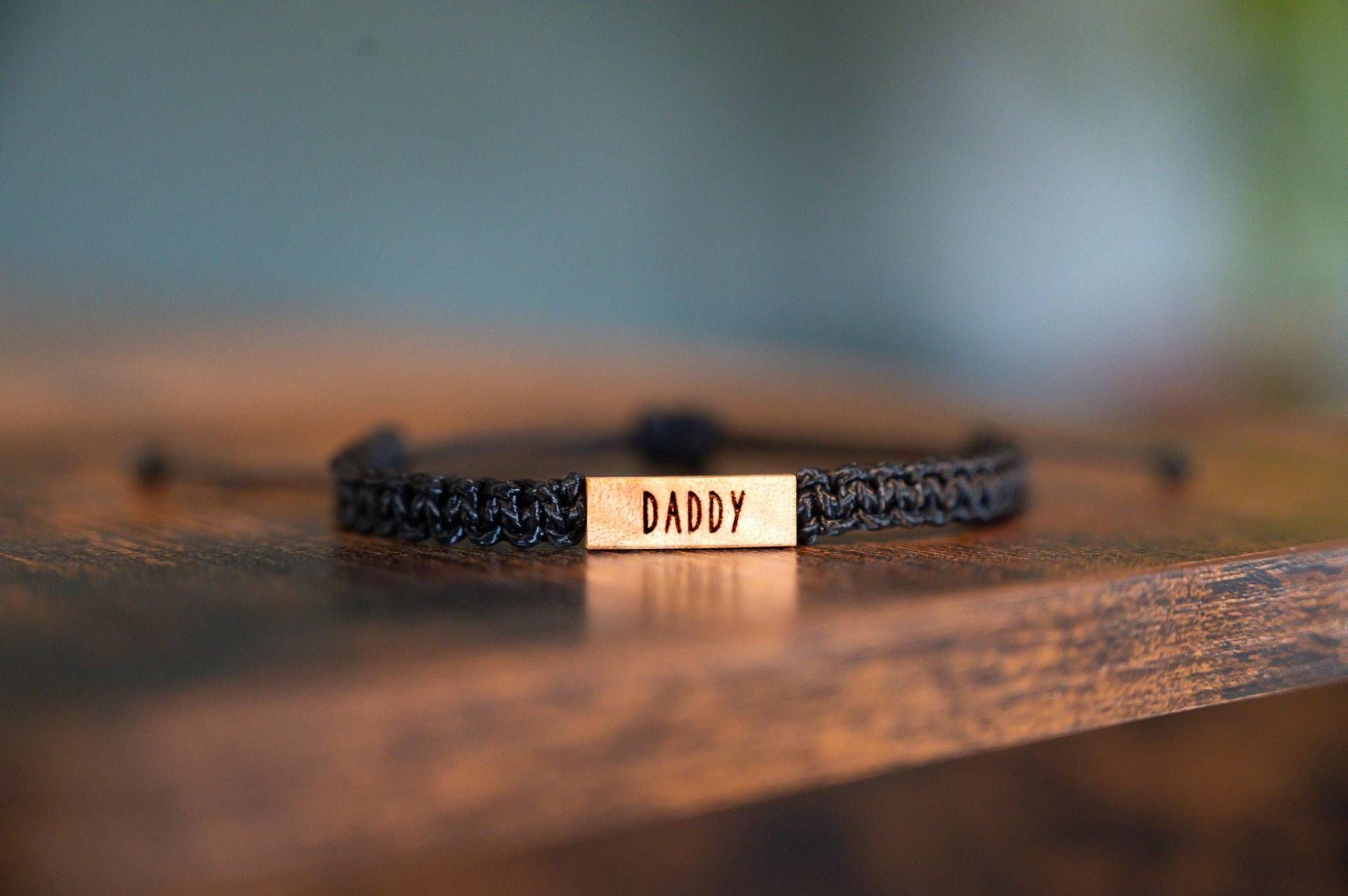 Papa Armband Personalisierbar Altholz, Verstellbares Makramee, Vatertagsschmuck, Verschiedene Farben Papa Armband Personalisierbar Altholz, Verstellbares Makramee, Vatertagsschmuck, Verschiedene Farben von Kunuku