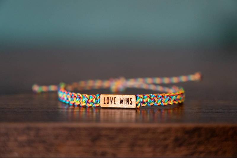 Pride Armband Personalisierbar Altholz, Verstellbares Makramee, Pronomen Schmuck, Regenbogen von Kunuku