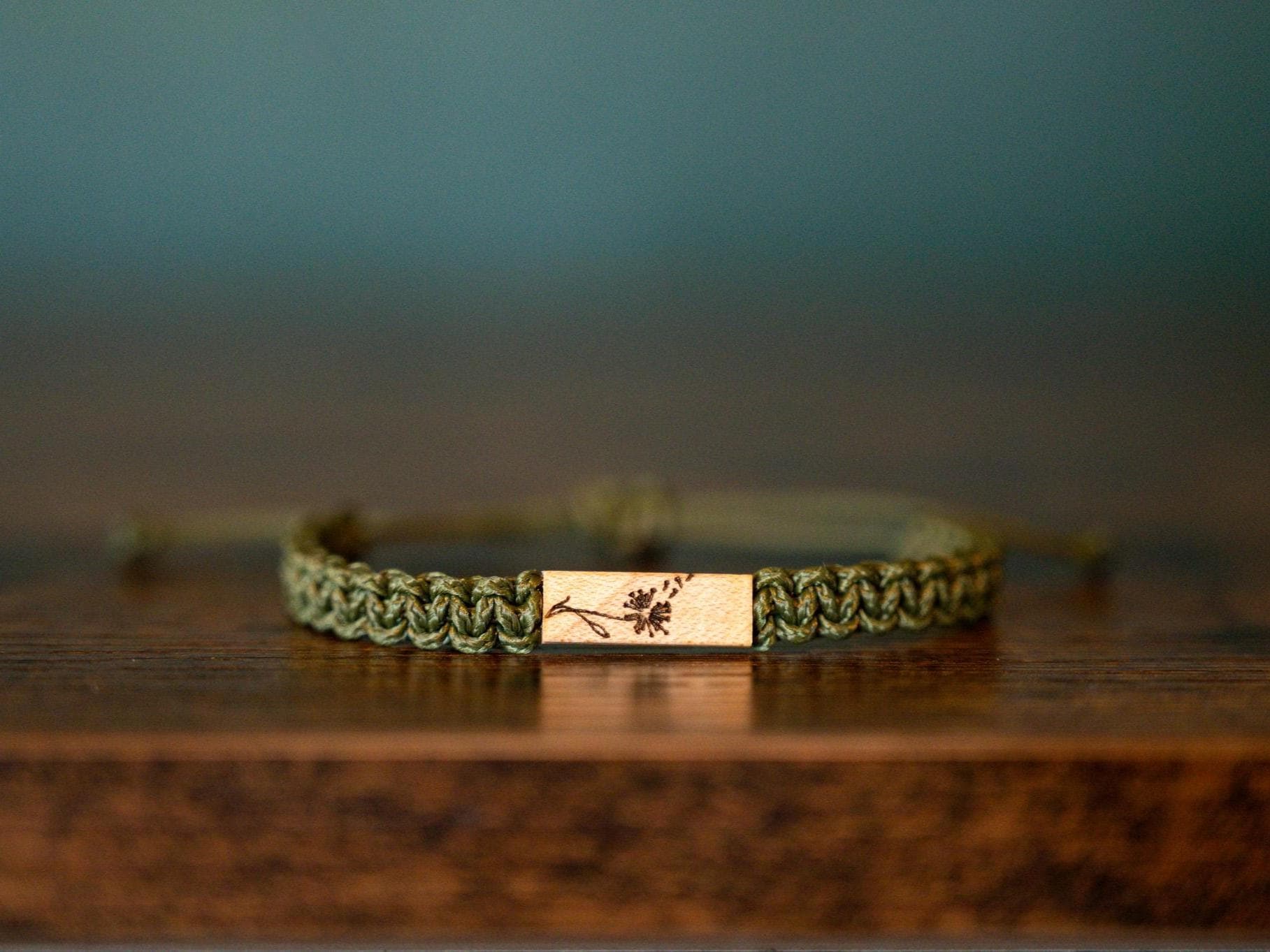 Pusteblumen Armband Personalisierbares Altholz, Verstellbares Makramee, Naturschmuck, Verschiedene Farben Pusteblumen Armband Personalisierbares Altholz, Verstellbares Makramee, Naturschmuck, Verschiedene Farben von Kunuku