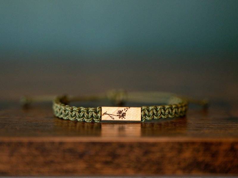 Pusteblumen Armband Personalisierbares Altholz, Verstellbares Makramee, Naturschmuck, Verschiedene Farben von Kunuku