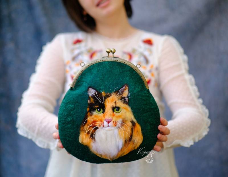 Benutzerdefinierte Katze Porträt Tasche, Kleine Abend Gefilzt Wolle Kupplung, Personalisierte Aussage Frau Verschluss Geldbörse von KupavaMamaFelt