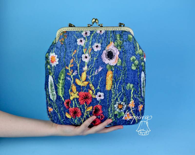 Blaue Filztasche Aus Merinowolle Mit Filzmuster Und Kupferverschluss, Filzverzierungen, Kussverschluss, Umhängetasche, Gefilzte Tasche, Abendtasche von KupavaMamaFelt