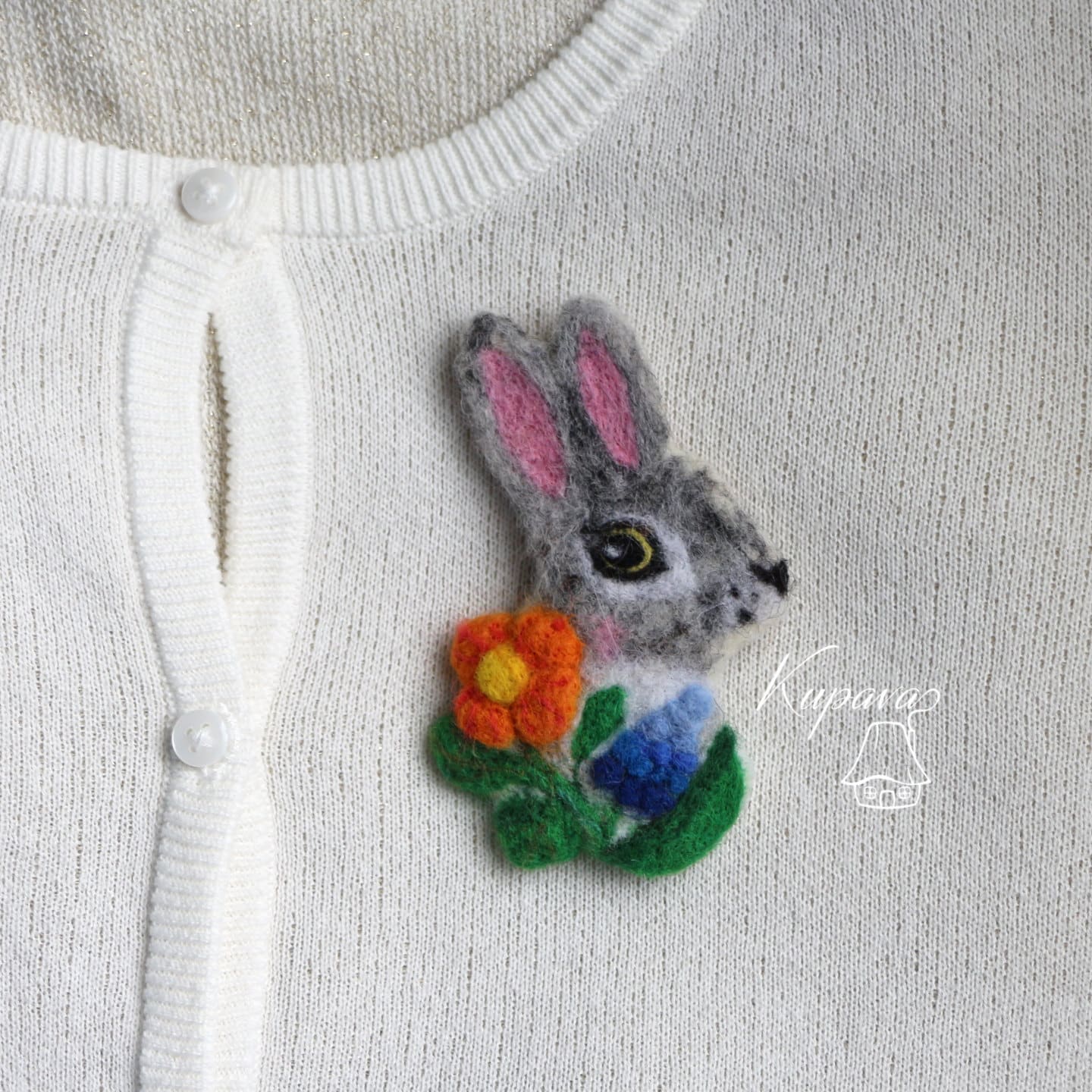 Kaninchen Hase Brosche Pin Nadel Gefilzt Miniatur Tier Schmuck Bunny Abzeichen Natürliche Wolle Zubehör Frühling Ostern Kleine Kinder Geschenk von KupavaMamaFelt