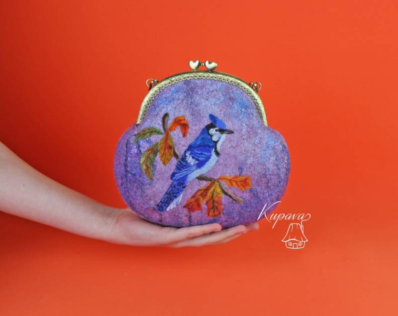 Kuss, Schloss Wolle Handtasche, Vogel Gefilzt Ornament Tasche, Eichelhäher Kupplung, Kleine Umhängetasche Abend Kette Geldbörse von KupavaMamaFelt