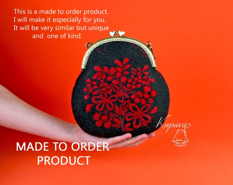 Schwarzer Filz Vintage-stil Handtasche Mit Roten Blumen-Ornament, Bestickt Kuss Verschluss Blumentasche, Nadelfilz Wolle Kunst, Abend Kupplung von KupavaMamaFelt