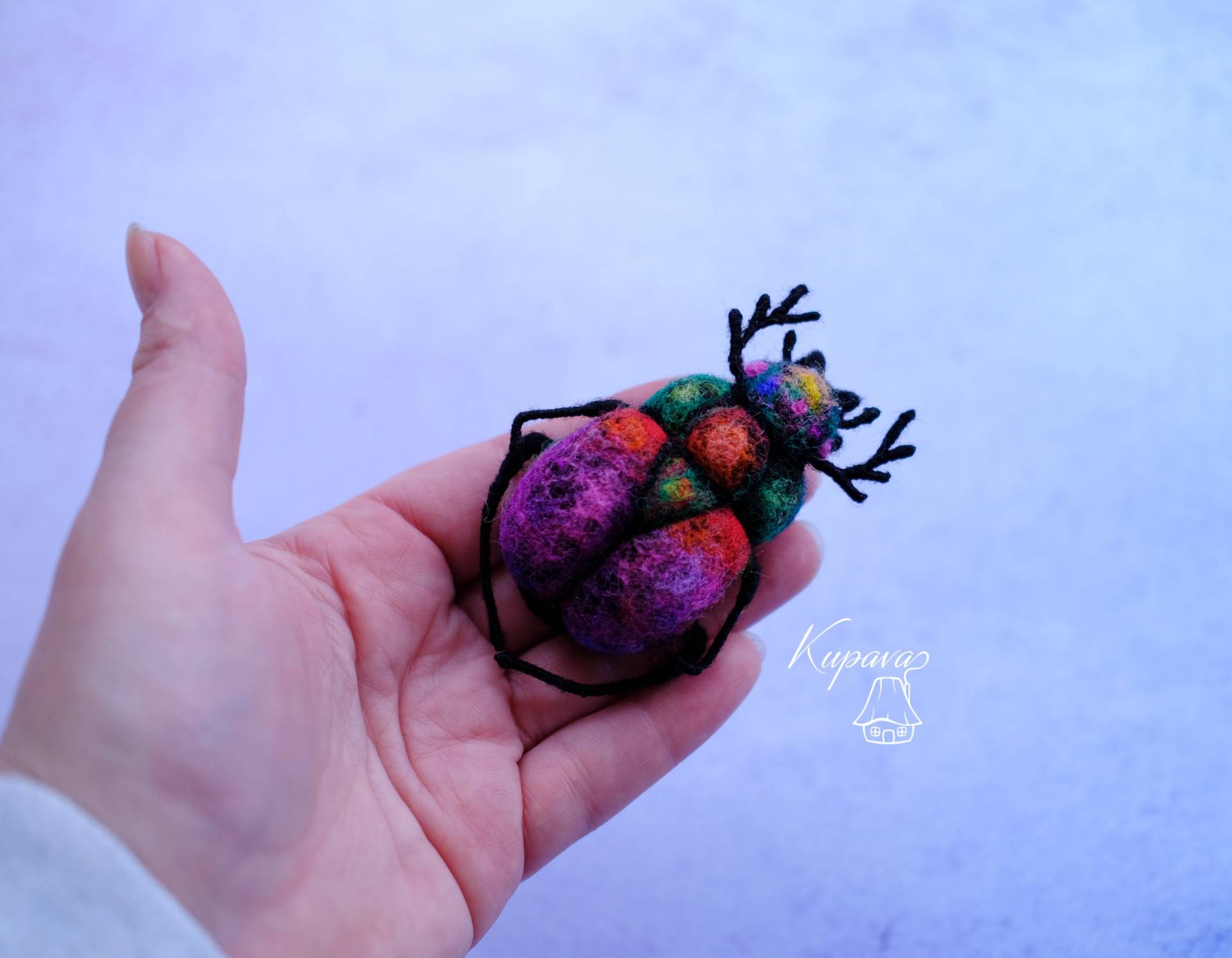 Smaragd Rosa Käfer Brosche, Wolle Gefilzt Bug Pin, Scarab Insekt Schmuck, Einzigartige Bunte Brosche von KupavaMamaFelt