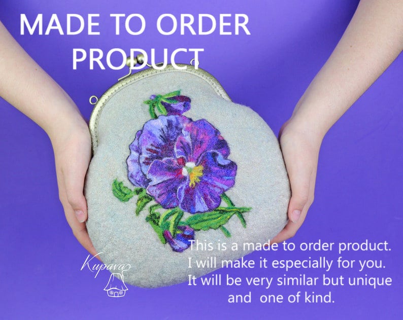 Weiße Blumentasche, Stiefmütterchen Accessoire, Filz Wolle Tasche, Lila Blume Braut Clutch, Boho Abendtasche, Kosmetik Floral Handtasche, Mama von KupavaMamaFelt