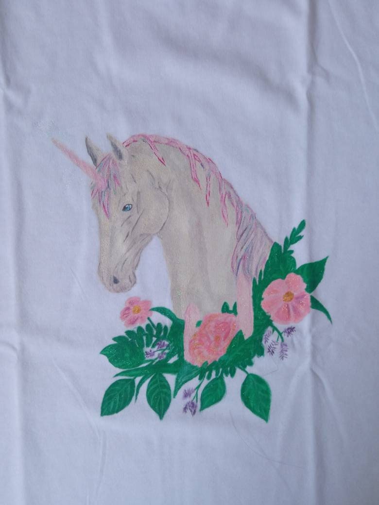 Handbemalte Einhorn T-Shirt Handbemalte Einhorn T-Shirt von KupcovaMade