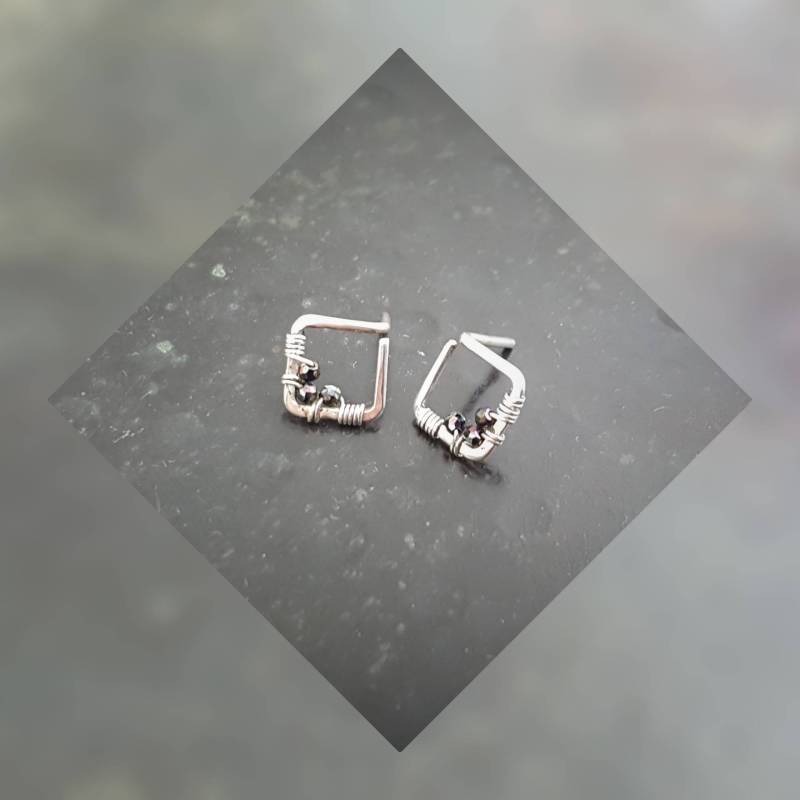 925Er Silber Ohrstecker Quadrat Mit Hämatitperlen 925Er Silber Ohrstecker Quadrat Mit Hämatitperlen von Kupferherz2020