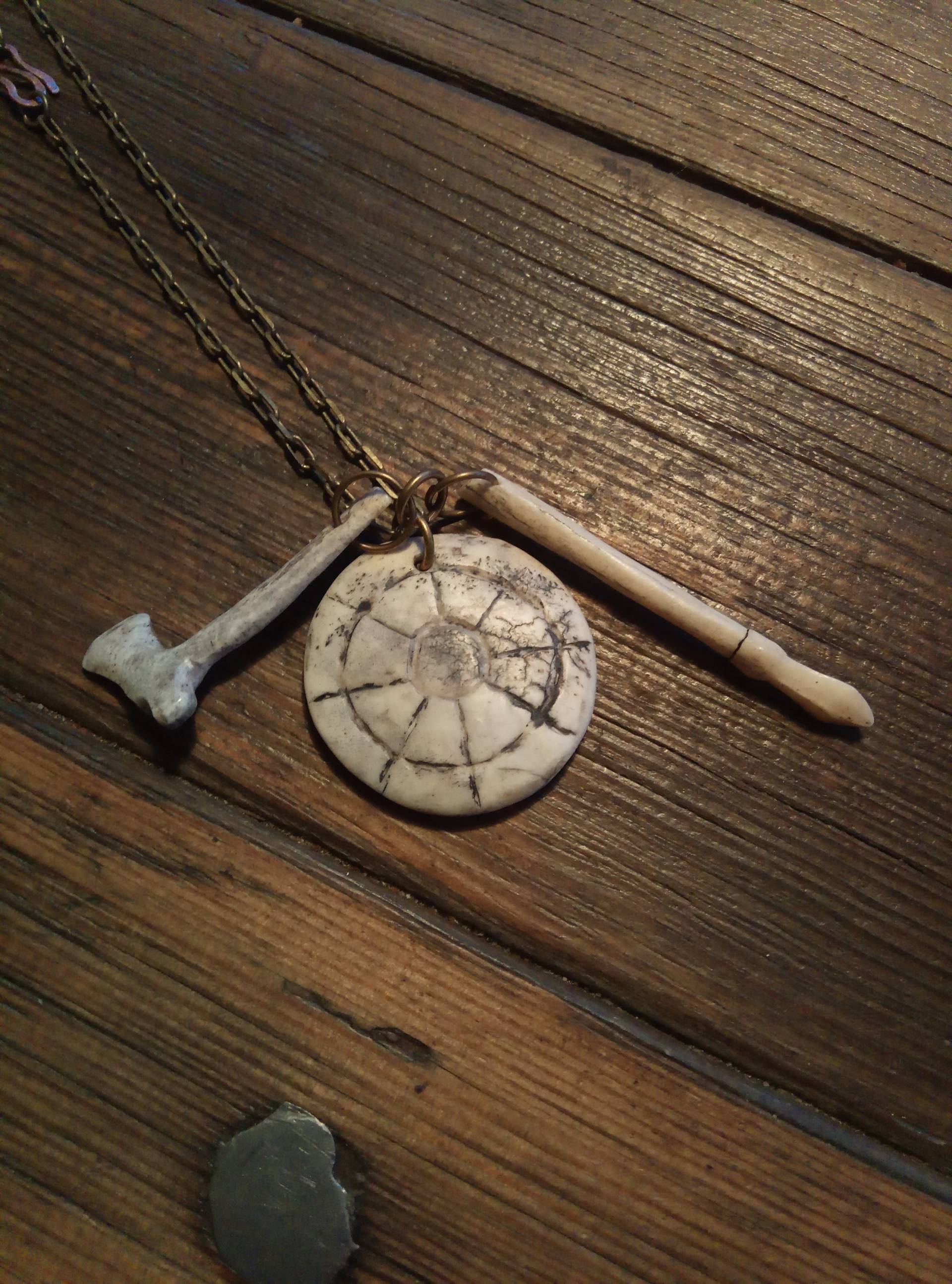 Amulett Aus Knochen Für Die Kriegerin, Wikingerschmuck Amulett Aus Knochen Für Die Kriegerin, Wikingerschmuck von Kupferknochen