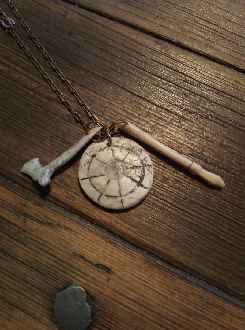 Amulett Aus Knochen Für Die Kriegerin, Wikingerschmuck Amulett Aus Knochen Für Die Kriegerin, Wikingerschmuck von Kupferknochen