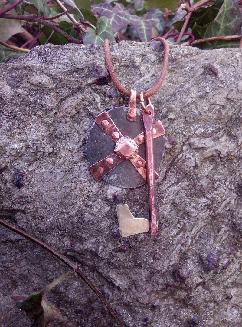 Amulett Für Krieger, Wikingerschmuck, Axt Und Schild Amulett Für Krieger, Wikingerschmuck, Axt Und Schild von Kupferknochen