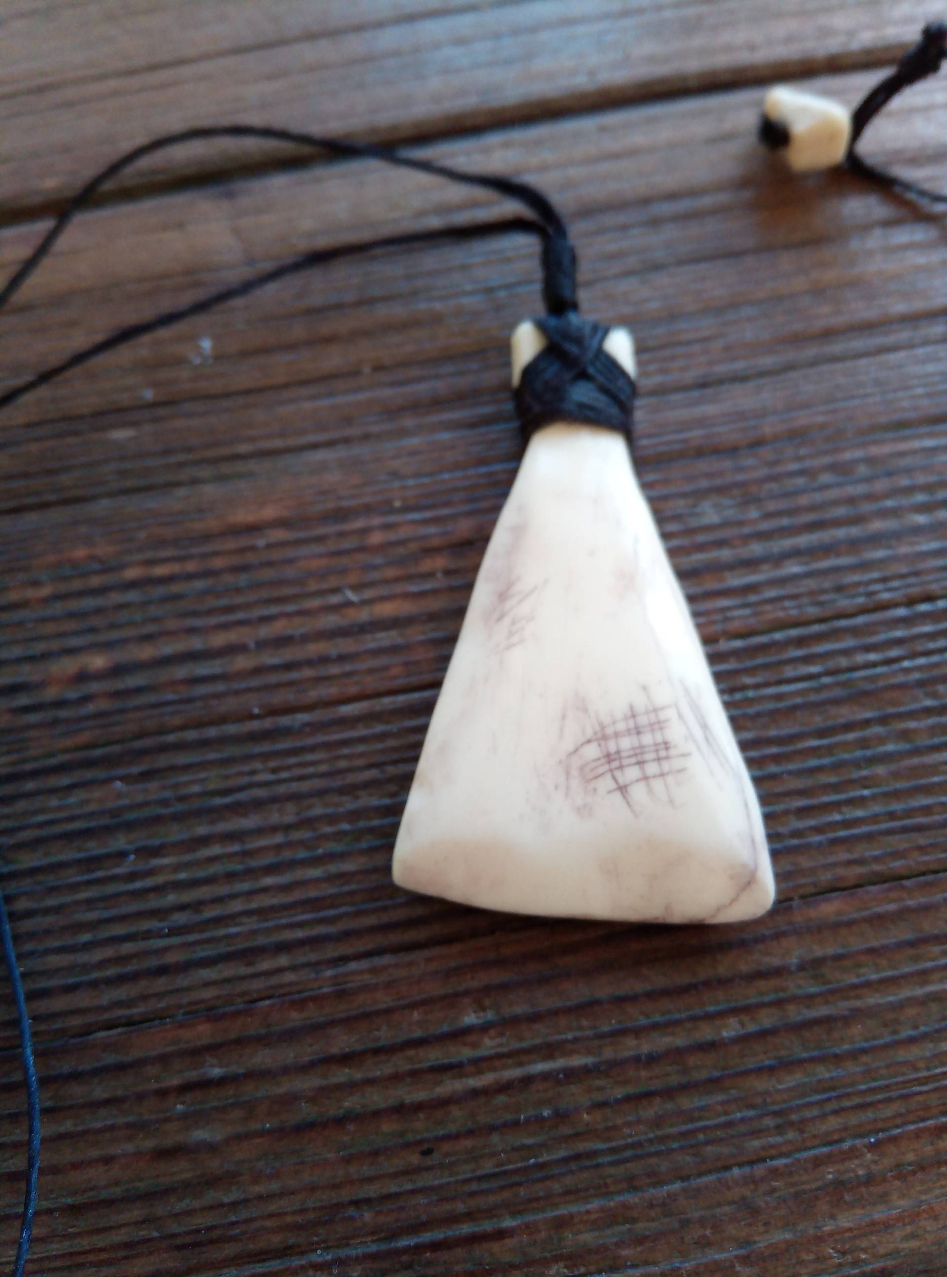 Krieger-Amulett Aus Knochen, Wikingerschmuck, Knochenaxt Krieger-Amulett Aus Knochen, Wikingerschmuck, Knochenaxt von Kupferknochen