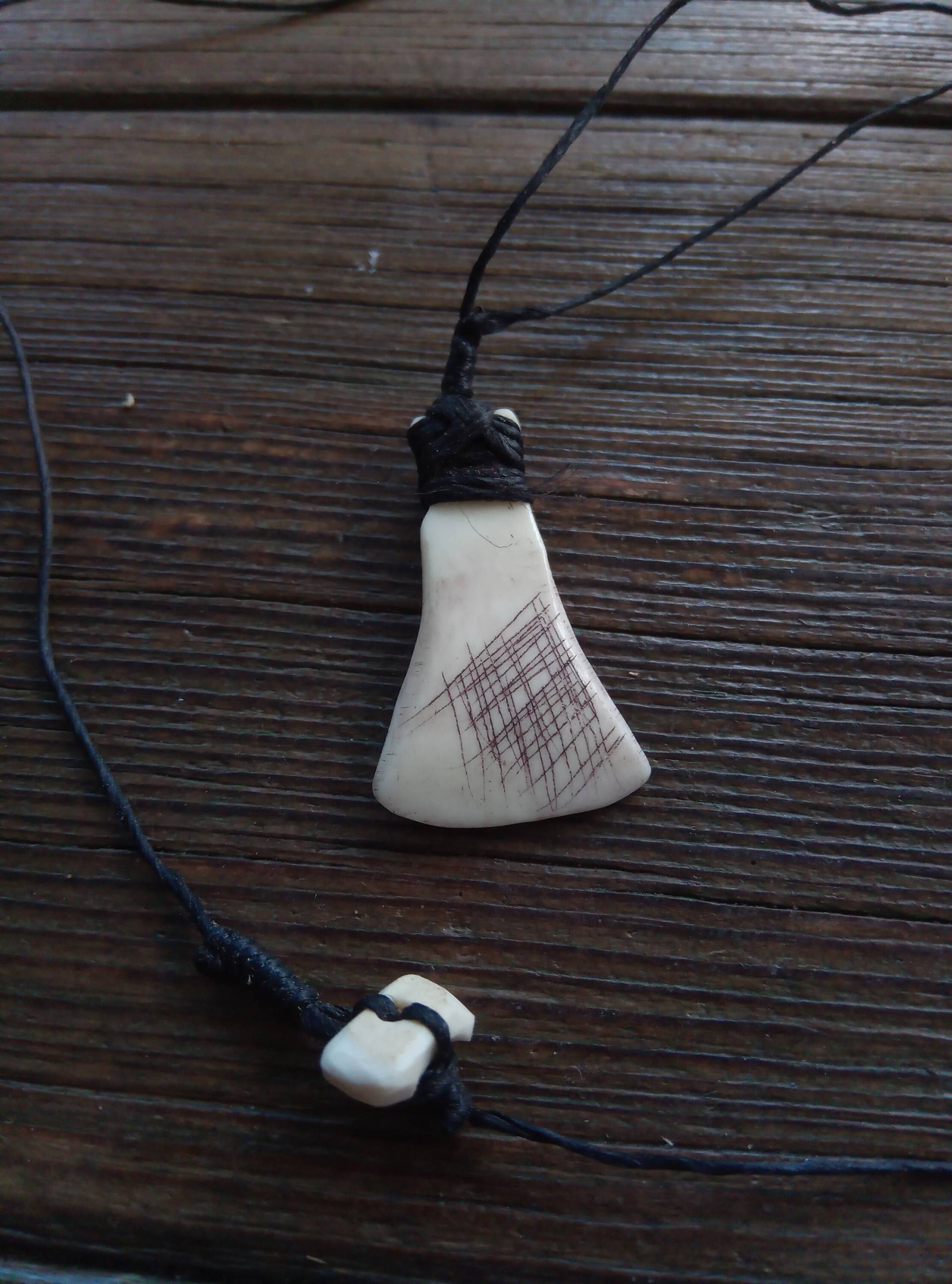 Kriegeramulett Aus Knochen, Wikingerschmuck, Knochenaxt Kriegeramulett Aus Knochen, Wikingerschmuck, Knochenaxt von Kupferknochen