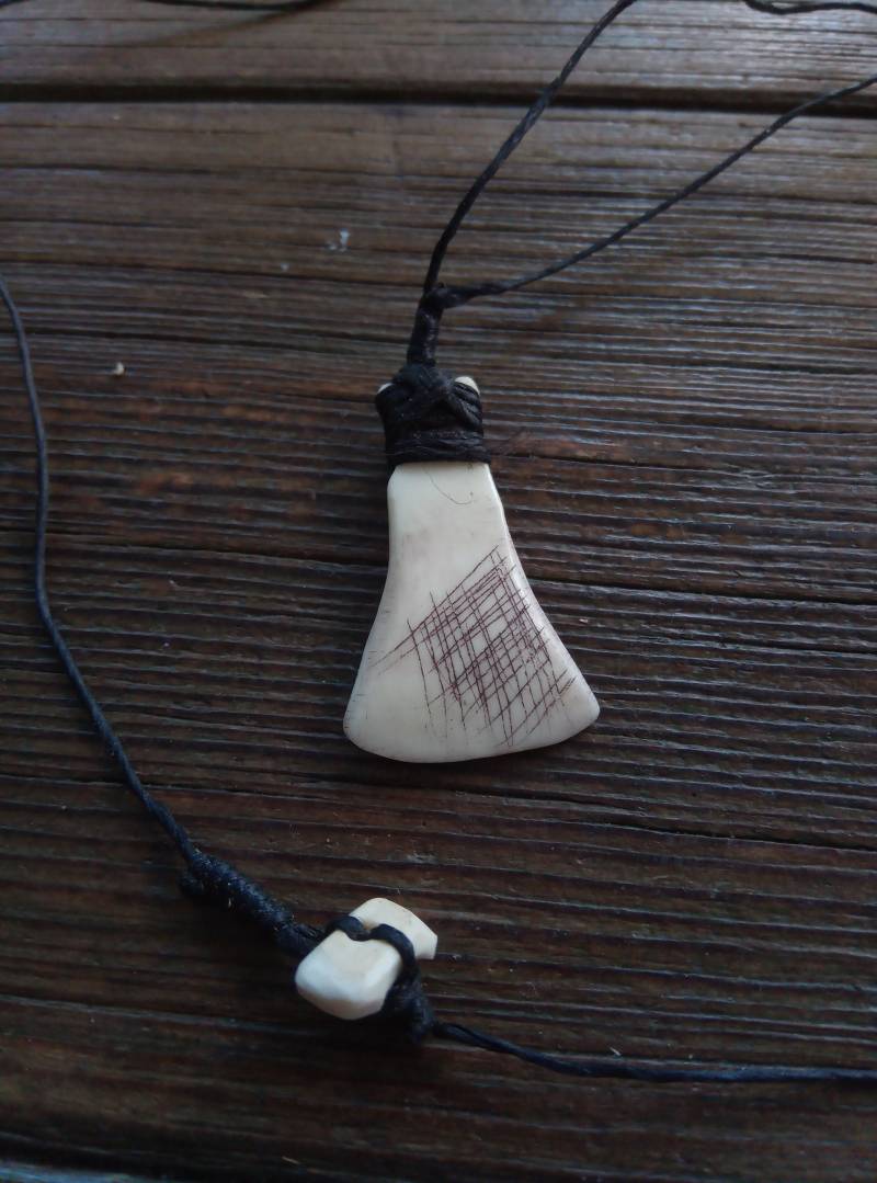 Kriegeramulett Aus Knochen, Wikingerschmuck, Knochenaxt Kriegeramulett Aus Knochen, Wikingerschmuck, Knochenaxt von Kupferknochen
