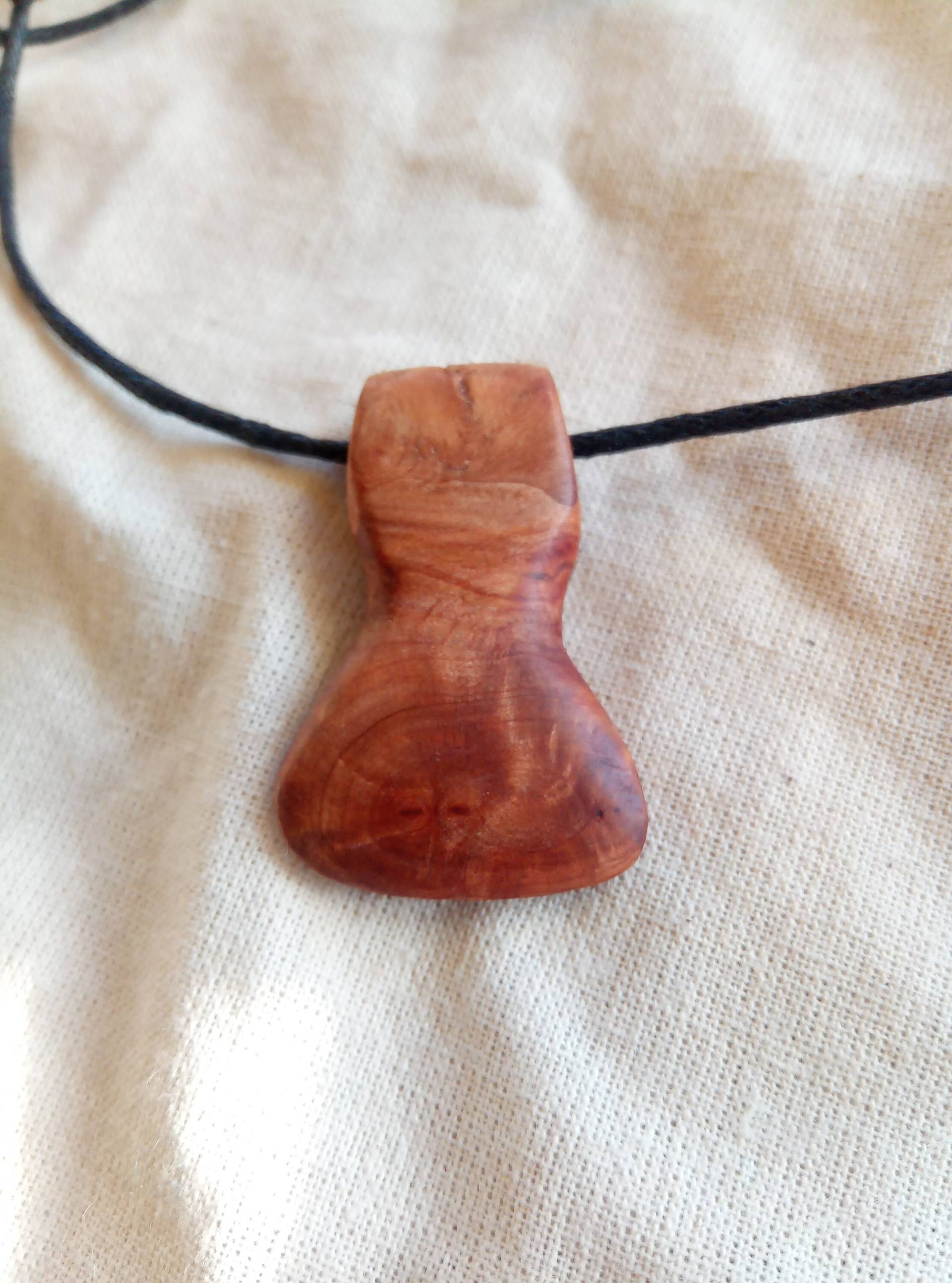 Schmuck in Axtform Aus Einer Baumperle Als Kettenanhänger Schmuck in Axtform Aus Einer Baumperle Als Kettenanhänger von Kupferknochen