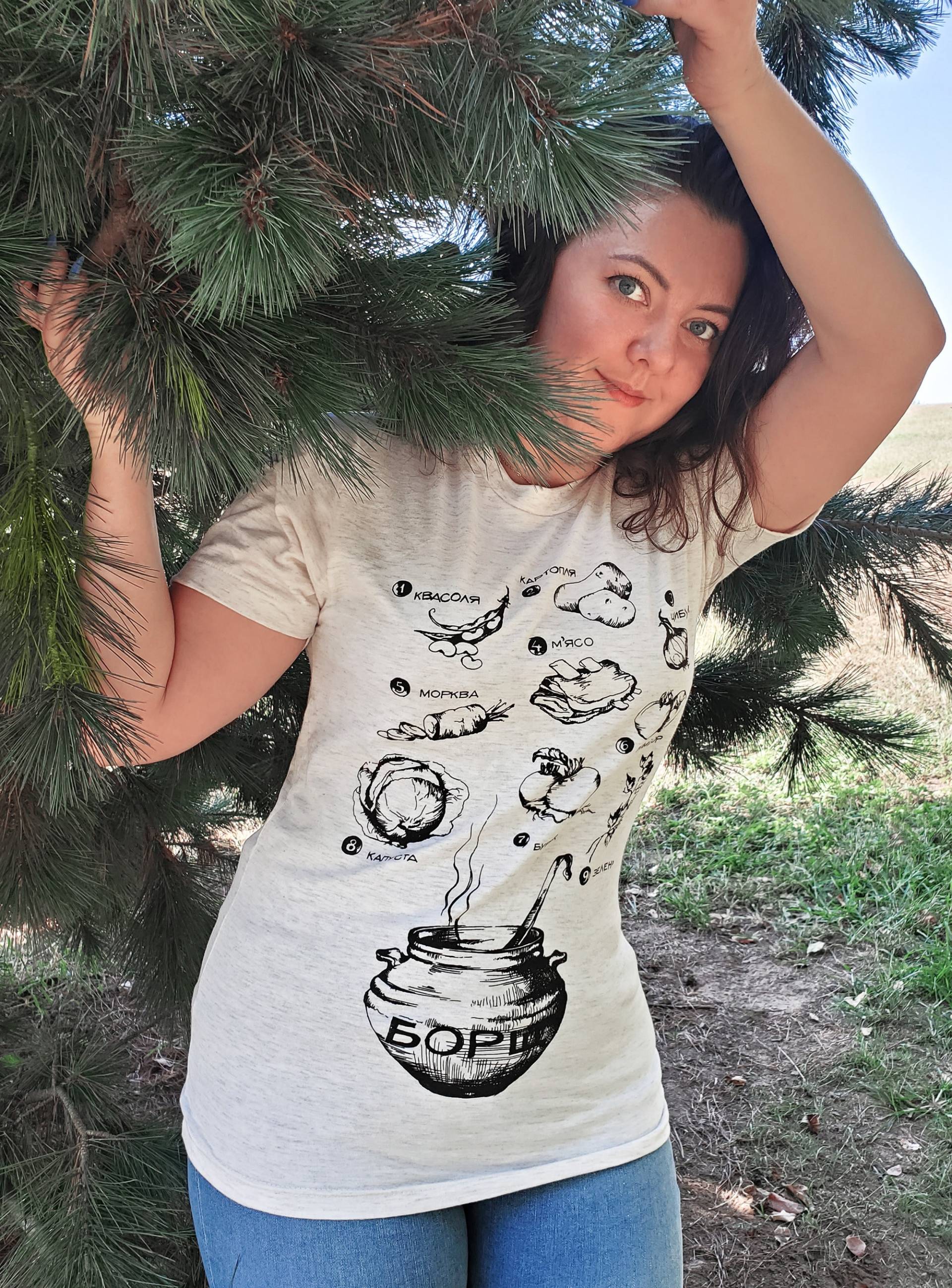 Borsch Rezept Illustriertes T-Shirt - Unisex Oatmeal/Off-White Borsch Rezept Illustriertes T-Shirt - Unisex Oatmeal/Off-White von KurochkaGifts