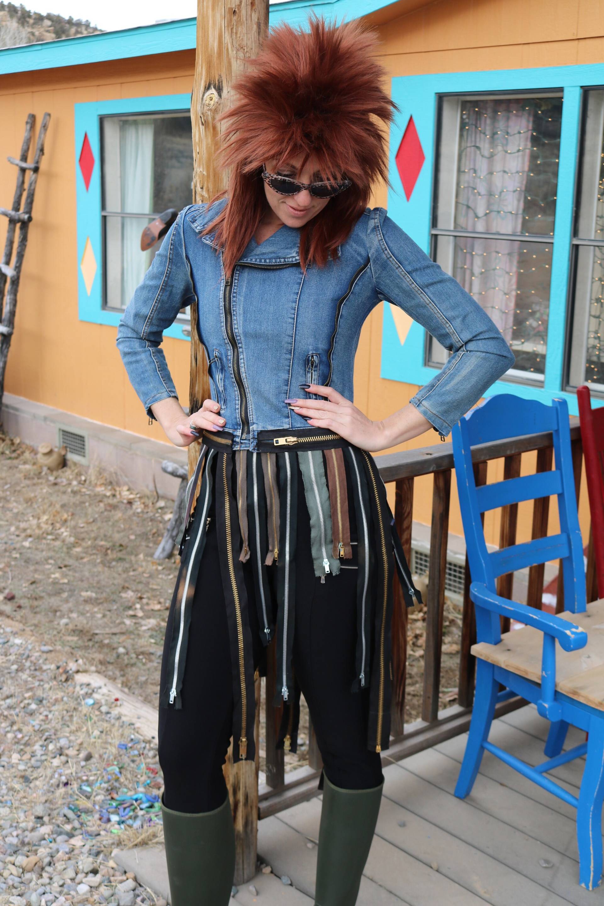 Thriller-Reißverschluss-Upcycling-Jeansjacke Thriller-Reißverschluss-Upcycling-Jeansjacke von KurtyKouture