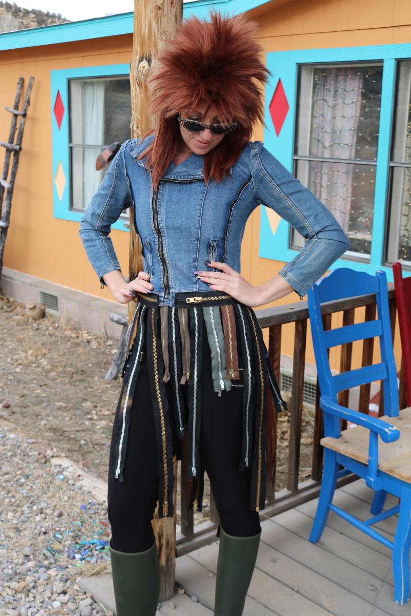 Thriller-Reißverschluss-Upcycling-Jeansjacke Thriller-Reißverschluss-Upcycling-Jeansjacke von KurtyKouture