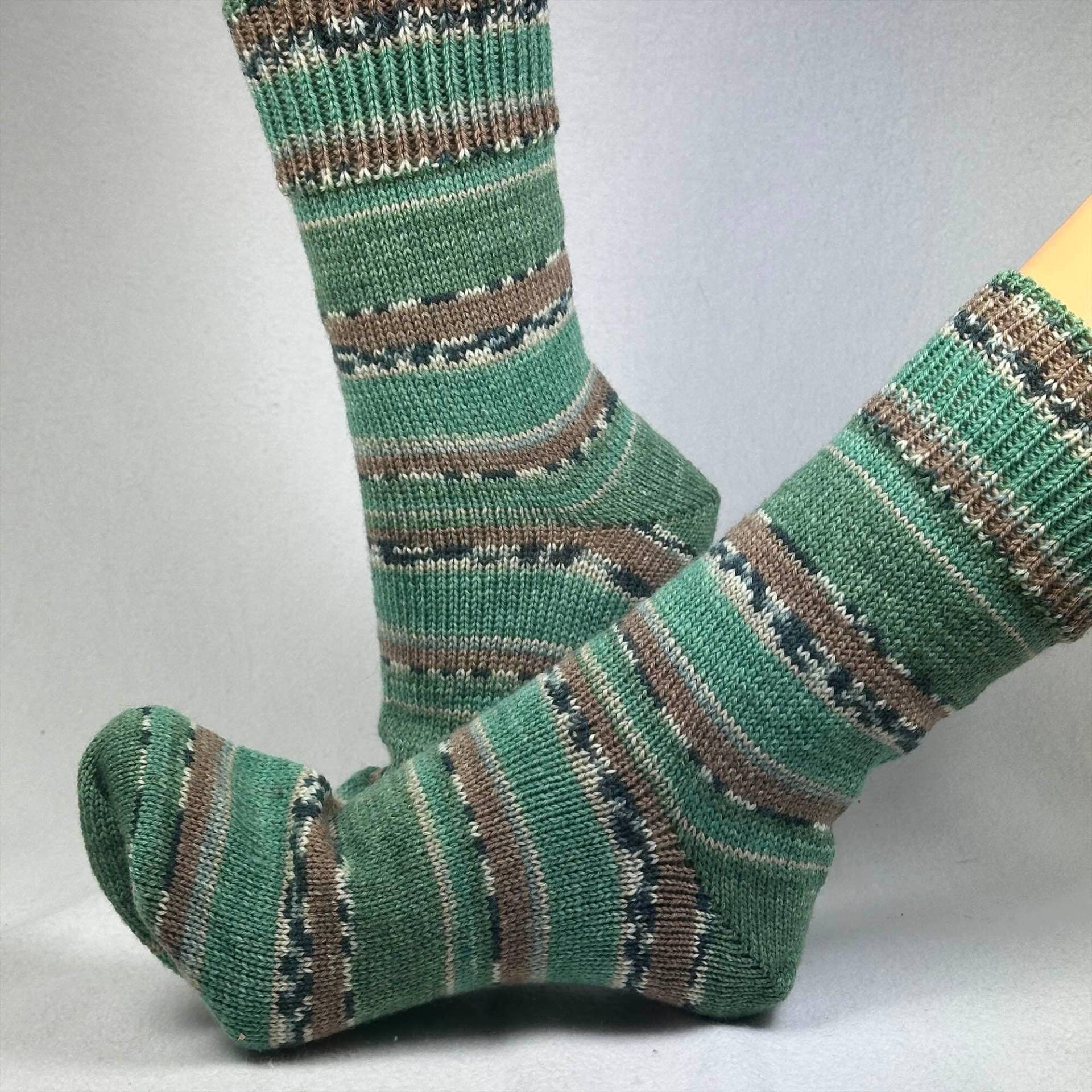 Serie „Schafpate 15" Gr. 44/45 Opalwolle Selbstgestrickte Socken, Wollsocken Strümpfe von KuschelWolle