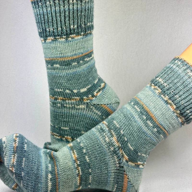 Serie „Schafpate 15" Gr. 45/46 Opalwolle Selbstgestrickte Socken, Wollsocken Strümpfe von KuschelWolle