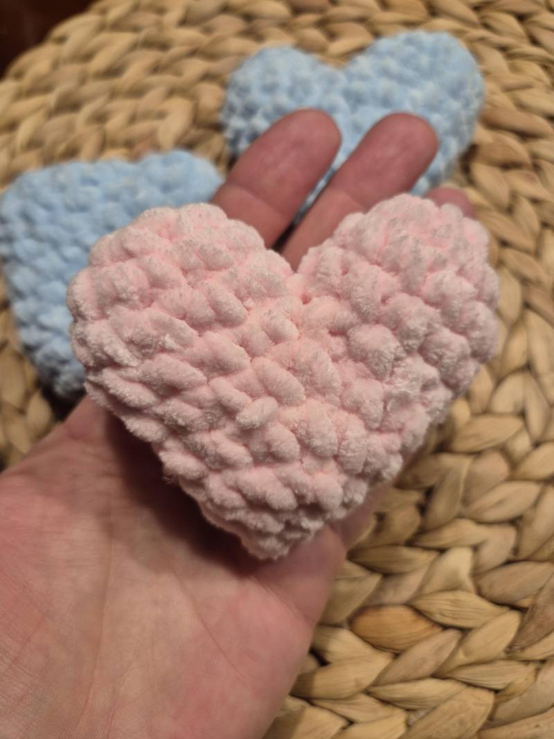Heart Plushie Keychain Hand Crochet in 3 Colors Available Perfect Gift For Girls Stressrelease Squishy Made Love von Kuschelschals