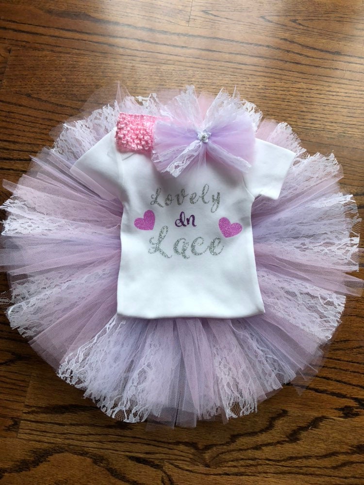 Spitzen Bodysuit Und Tutu Set Mit Stirnband Personalisiert Glitter Htv Spitzen Bodysuit Und Tutu Set Mit Stirnband Personalisiert Glitter Htv von KustomKreashions
