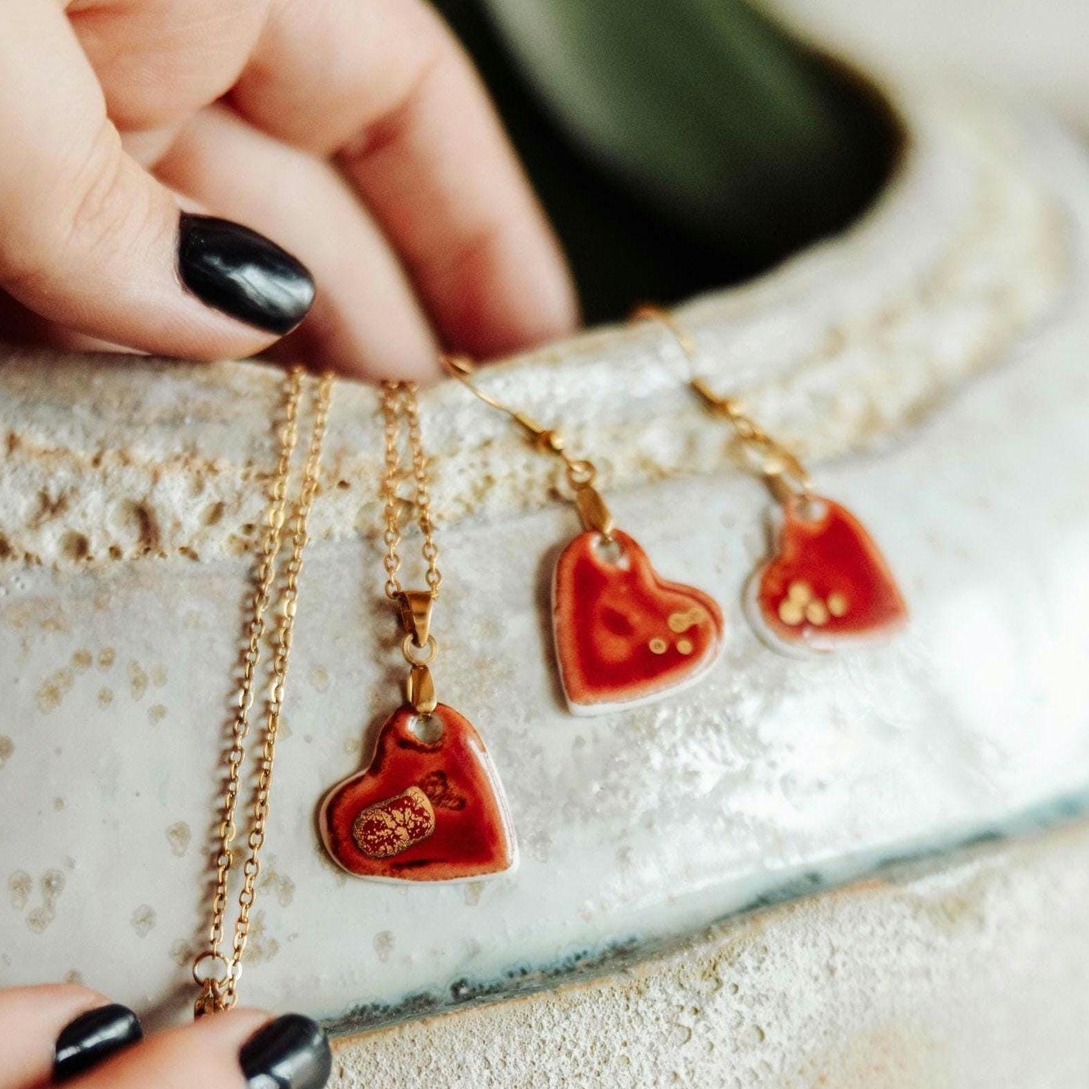 Handgemachte Porzellan Herz Ohrringe - Rote, Weiße & Goldene Creolen von KuzuArte