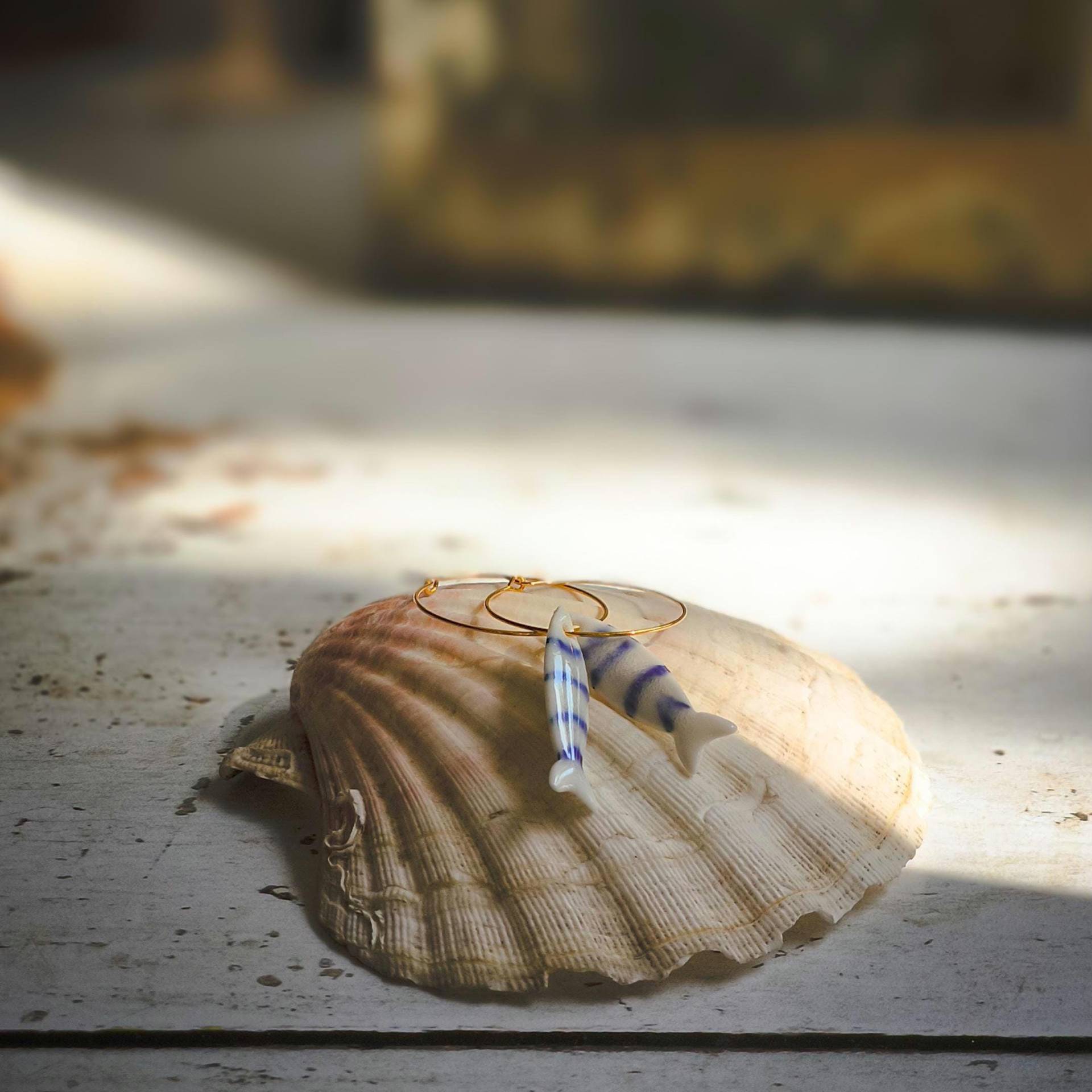 Porzellan Fisch Ohrringe Weiße Keramik Creolen, Leichte Sommer Schmuckstücke Porzellan Fisch Ohrringe Weiße Keramik Creolen, Leichte Sommer Schmuckstücke von KuzuArte