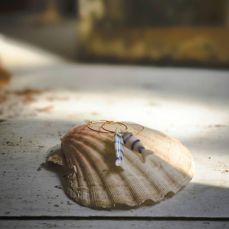 Porzellan Fisch Ohrringe Weiße Keramik Creolen, Leichte Sommer Schmuckstücke Porzellan Fisch Ohrringe Weiße Keramik Creolen, Leichte Sommer Schmuckstücke von KuzuArte