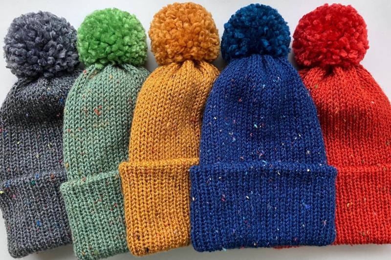 Handgefertigte Tweed Pom Mütze Damen Herren Unisex Gesprenkelte Gerippte Stricken Bommel Wintermütze von KuzyandCo