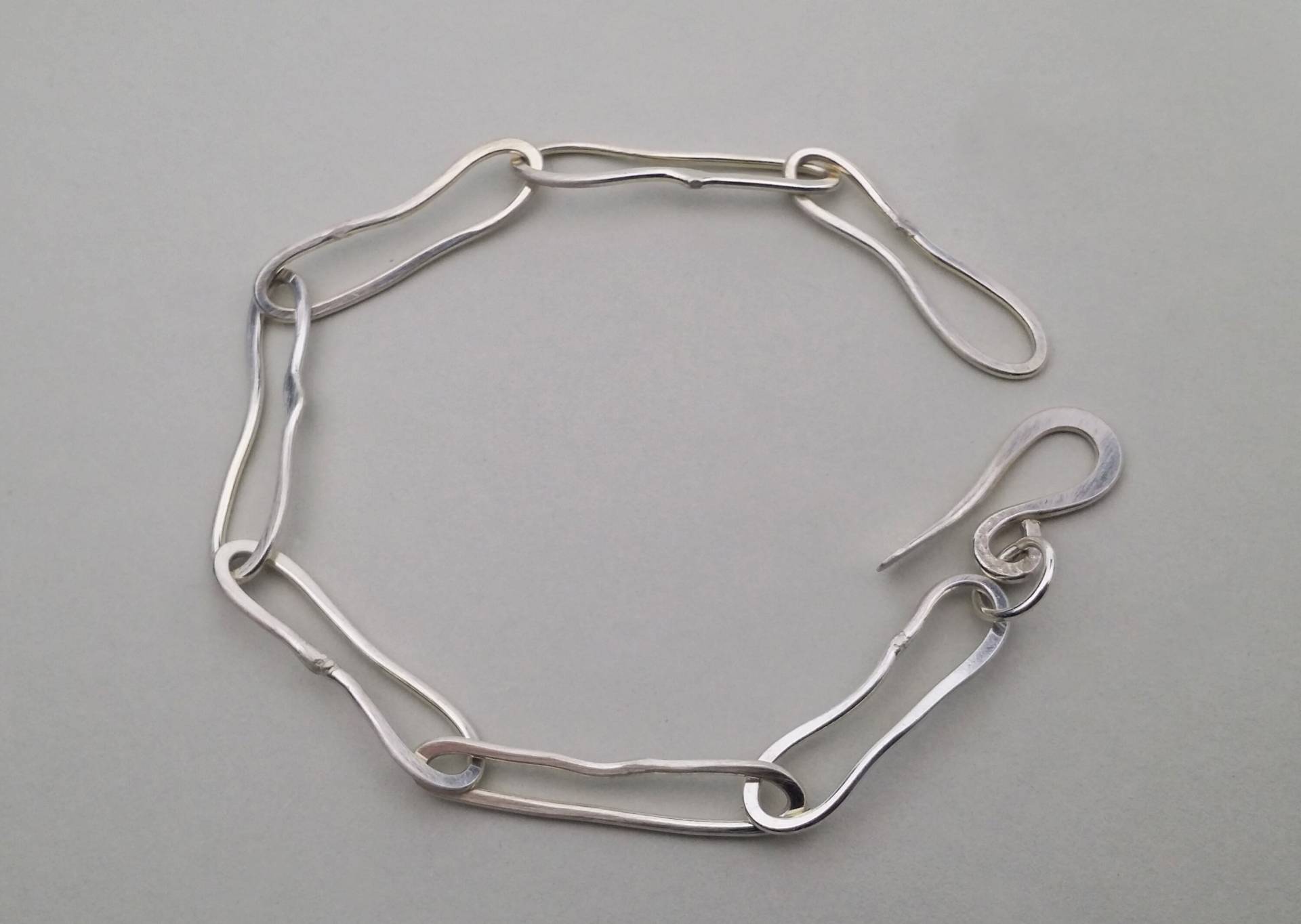Armschmuck Silber, Geschmiedete Drahtelemente, Matte Oberfläche von KvBjewellery