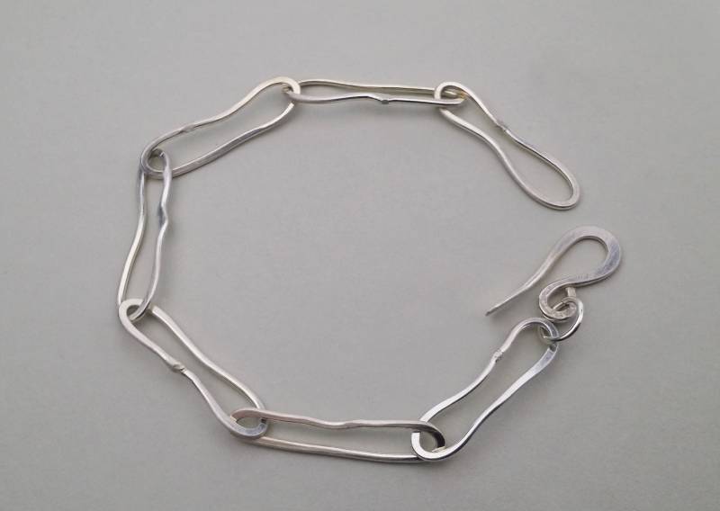 Armschmuck Silber, Geschmiedete Drahtelemente, Matte Oberfläche von KvBjewellery