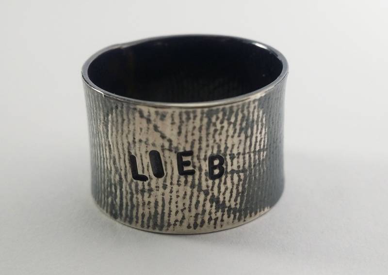 Breiter Ring in Silber, Statementring Mit Text, Muster Und Text Aus Sterlingsilber, Goldschmiedearbeit von KvBjewellery
