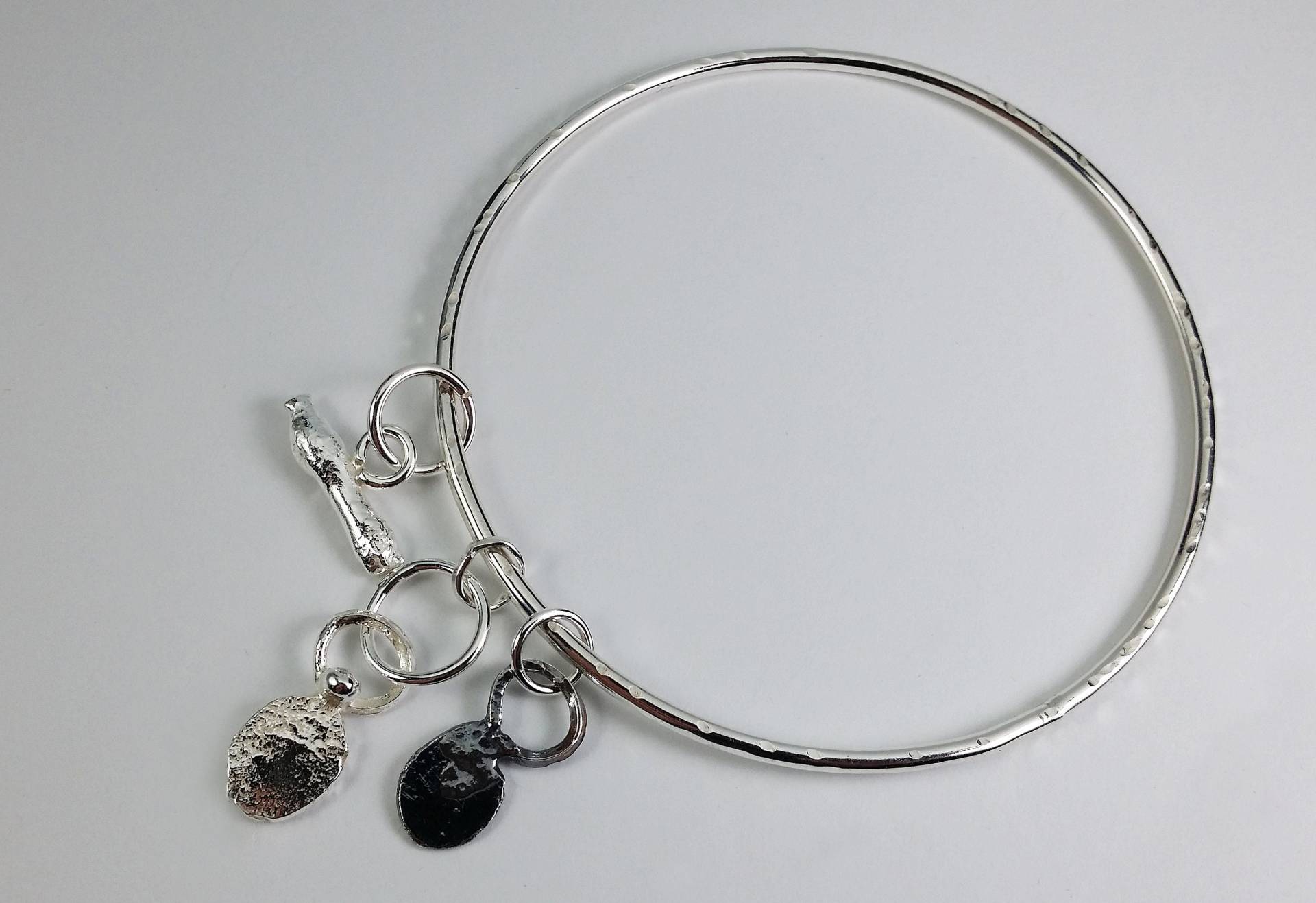 Glänzender Silberarmreifen Mit Anhängern, Bohoschmuck in Sterlingsilber von KvBjewellery