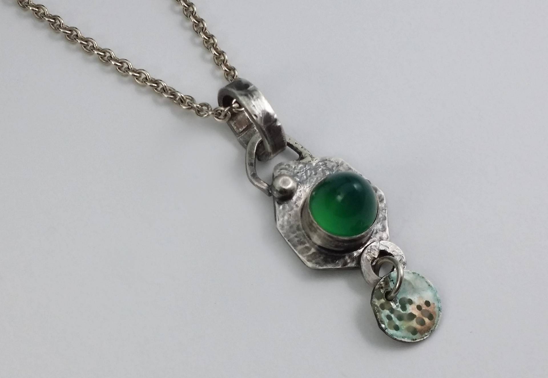 Verspielter Anhänger in Silber Mit Grünem Achat Und Emaille, Boho Schmuck, Handgefertigt von KvBjewellery