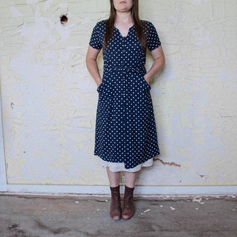 35 "Taille - 50Er Jahre Navy/White Polkadot Kleid Bitte Lesen Sie Vor Dem Kauf Die Artikelbeschreibung Für Details, Maße Und Rückgabebedingungen von Kvennfolk