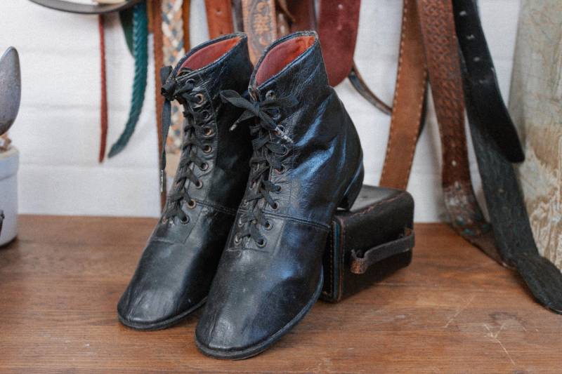 Antike Schwarze Lederstiefel | As-Ist - Bitte Lesen Sie Vor Dem Kauf Die Artikelbeschreibung Für Details, Maße Und Rückgabebedingungen von Kvennfolk