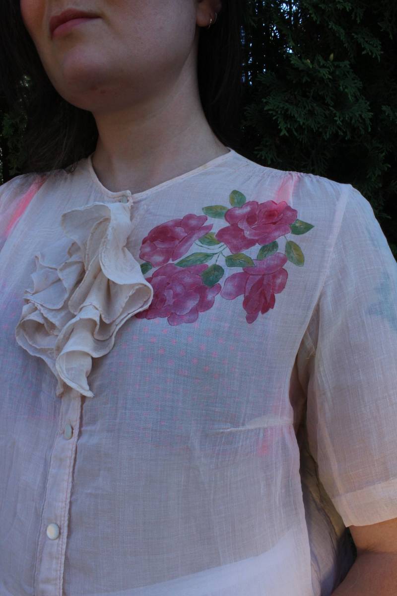 xs-M - 1940Er Jahre Pale Pink Jabot Bluse Mit Rosen Bitte Lesen Sie Vor Dem Kauf Die Artikelbeschreibung Für Details, Maße Und Rückgabebedingungen von Kvennfolk