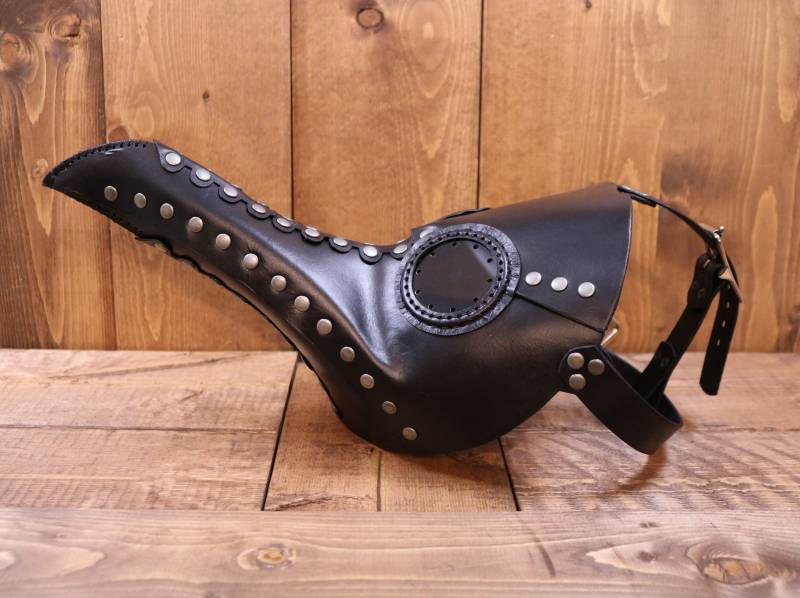 Pest Doktor Maske, Schwarzes Leder - Rabenmaske Steampunk Inspiriertes Arztkostüm Pest Doktor Maske, Schwarzes Leder - Rabenmaske Steampunk Inspiriertes Arztkostüm von KwestCostumeArt