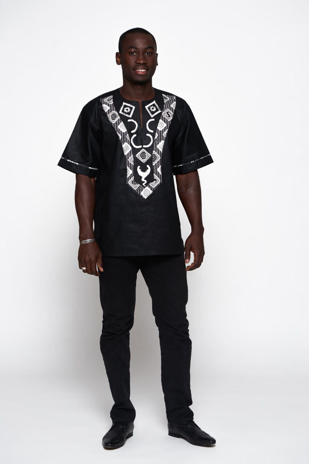 Black & White Woodin Ankara African Drucken Short Sleeved Shirt von KwestomarKreations
